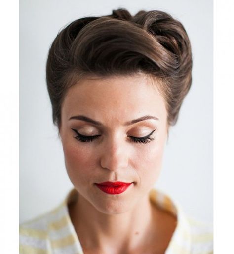 Idée de chignon : le chignon banane rétro - Cosmopolitan.fr Pin Up Eyeliner, Wedding Hair Short, Wedding Makeup Vintage, 50s Hairstyles, Victory Rolls, Roll Hairstyle, Vintage Wedding Hair, Hairstyle Inspiration, Vintage Makeup