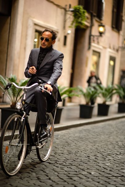 The most stylish men in Naples, Turin and Rome right now | British GQ City Bike Men, Rome Street Style, Italy Street Style, Urban Bike Style, Bicycle Chic, Most Stylish Men, Push Bikes, Cycle Chic, Bike Photo