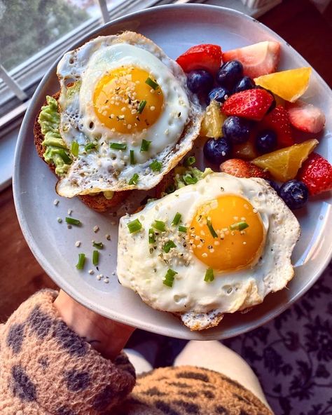 Zeynep Dinç on Instagram: “Saturday #breakfast 💚 #Avocado toasts topped with crispy fried eggs + fruit salad By @thehungryhappymama  #toastsforall…” Fried Egg On Toast, Avocado Toasts, Saturday Breakfast, Breakfast Avocado, Good Diet, Toast Toppings, Green Eggs And Ham, Egg Toast, Fried Eggs