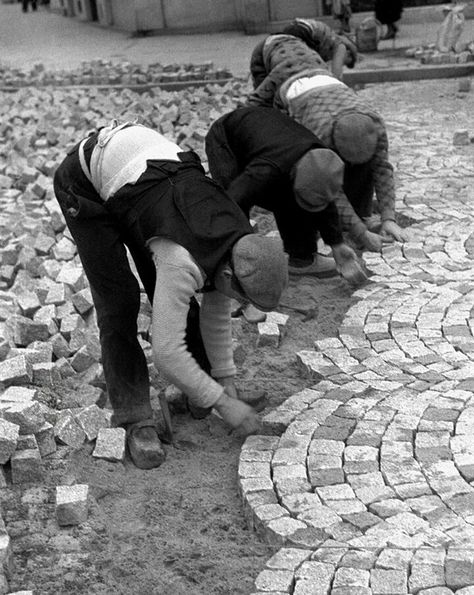 Cobblestones, Paris, 1936 Old Paris, I Love Paris, Albufeira, Paris Photo, Vintage Paris, Street Photographers, Black And White Photographs, Vintage Photographs, Old Pictures