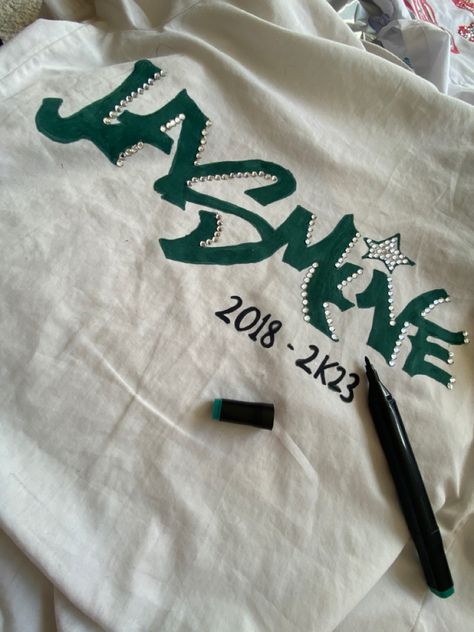 Leavers Shirt Designs Graffiti, Leavers Shirts Aesthetic, Leavers Shirt Designs Bratz, High School Leavers Shirts, Graffiti Leavers Shirt, Y11 Leavers Shirts, Leavers Shirt Ideas Uk, Levers School Shirt, Leavers Shirt Inspo Uk