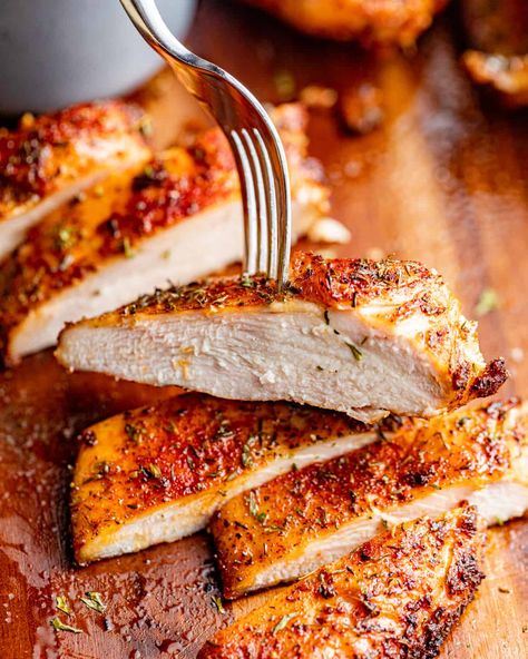 Traeger Grill Recipes Chicken, Chicken Breast Brine Recipe, Pellet Grilled Chicken, Smoked Chicken Breast Recipe, Smoker Recipes Chicken, Smoked Chicken Breast, Smoked Chicken Recipes, Moist Chicken Breast, Split Chicken Breast