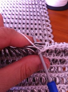 Pop tab (pull tab) crochet – my method… An epic post | generationcrochet Pop Top Crafts, Pop Tab Purse, Pop Can Tabs, Soda Tab Crafts, Tab Crafts, Can Tab Crafts, Soda Can Tabs, Pop Tab Crafts, Soda Can Crafts