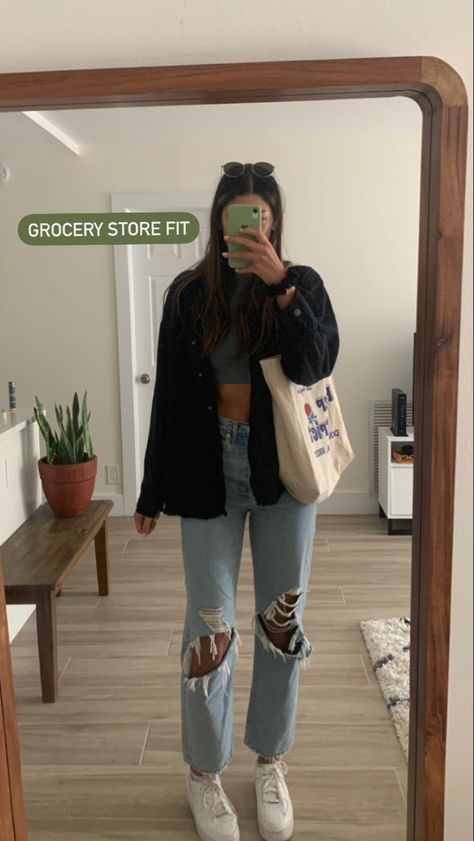 White Sneakers Casual Outfit, Massive Wardrobe, Jeans Tote Bag, Outfits With Jeans, Casual Outfit Idea, Cute Outfits With Jeans, Spring Break Outfit, Tank Top Outfits, Knit Outfit