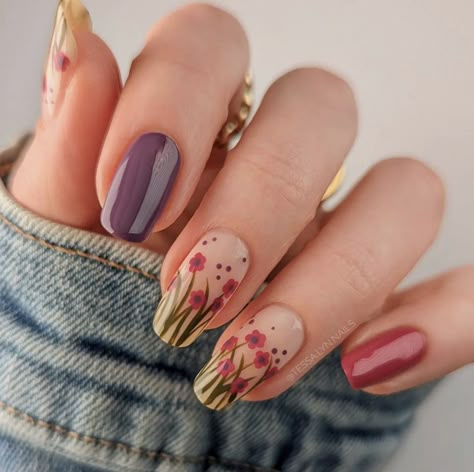 Short Almond Nails Floral, Short Oval Nails Flowers, Dried Flower Nails Short, Wildflower Nail Art, Nail Art Wild Flowers, Wild Flower Nails, Winter Nail Art Designs, Boho Nails, Witchy Nails