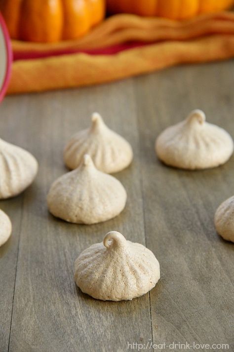 Pumpkin Spice Meringue Cookies - full of fall flavors with no fat! Meringue Ideas, Merengue Cookies, Baker Board, Cloud Cookies, French Meringue, Pumpkin Spices, Pumpkin Eater, Meringue Cookies, Baked Pumpkin