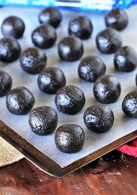 How to Make Oreo Balls Image Can You Freeze Oreo Balls, Oreo Balls Without Food Processor, Oreo Cookie Truffle Balls, How To Dip Oreo Balls, Oreo Cake Balls Recipe, How To Make Oreo Balls, Oreo Snowballs, Oreo Truffle Balls, Oreo Cake Balls