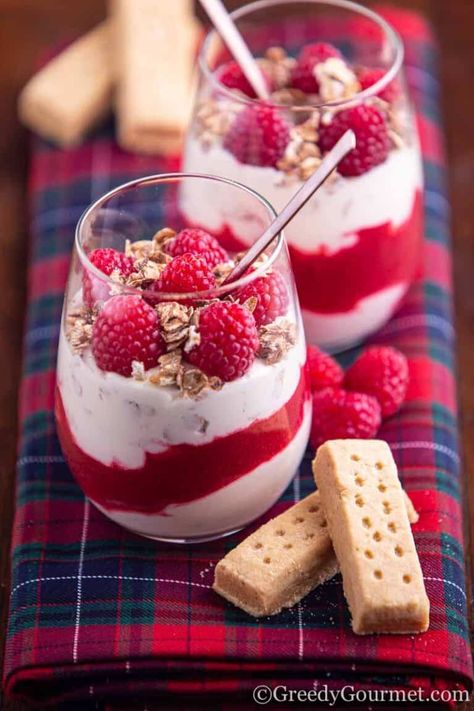 Cranachan Recipe, Scottish Puddings, Scottish Desserts, Chocolate Flapjacks, Scottish Recipes, Burns Night, Raspberry Sauce, Pudding Recipe, Pudding Recipes