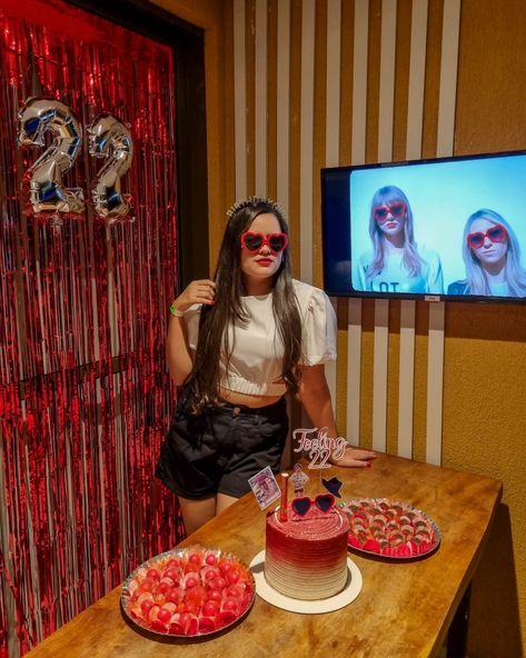 Taylor swift 22 party festa de 22 anos Festa Taylor Swift, Hbd Ideas, Bolo Taylor Swift, 22 Taylor Swift, Birthday Moodboard, 22 Bday, 22nd Bday, Birthday 22, Taylor Swift Birthday Party Ideas