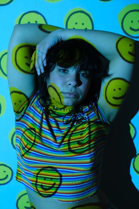 Smiley Face Photoshoot, Smiley Photoshoot, Trippy Photoshoot, Photoshoot Ideas Diy, Yellow Photoshoot, Smiley Face Aesthetic, Face Photoshoot, Trippy Colors, Projector Photoshoot