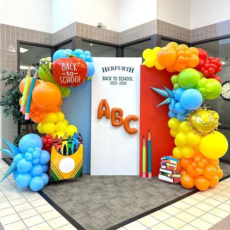 Preschool Graduation Decorations, Last Day Of School Party, Kindergarten Graduation Decorations, Back To School Event, Kindergarten Graduation Party, School Kids Crafts, School Hallways, Kids Graduation, Graduation Balloons