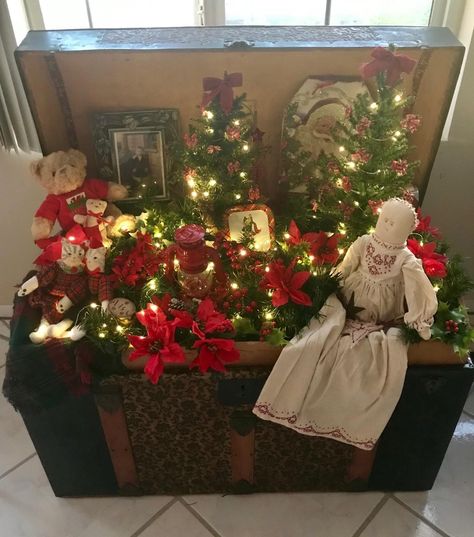 Christmas Trunk Decorating Ideas, Antique Trunk Decor, Christmas Suitcase, Christmas Toy Box, Trunk Ideas, Natural Holiday Decor, Christmas Booth, Vintage Christmas Toys, Christmas Vignettes