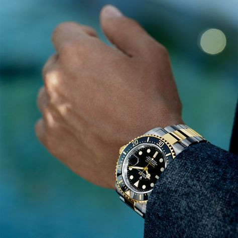 The watch that conquered the deep. The Rolex Sea-Dweller in Oystersteel and yellow gold, 43 mm case, black dial, Oyster bracelet. #Rolex #SeaDweller Rolex Presidential, Rolex Batman, Rolex Submariner Black, Rolex Datejust Men, Rolex Oyster Perpetual Date, Men's Watches, Rolex Milgauss, Used Rolex, Rolex Sea Dweller