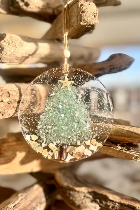 Glass And Resin Christmas Tree, Resin Art Christmas Ideas, Resin Christmas Decorations Diy, How To Make Resin Ornaments, Epoxy Resin Ornaments Diy, Diy Resin Ornaments Christmas, Epoxy Ornaments Diy, Resin Ornament Ideas, Epoxy Christmas Ornament