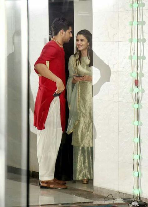 Sid n alia 😍😘😘 Punjabi Suits Party Wear, Siddharth Malhotra, Mens Indian Wear, Sidharth Malhotra, Bollywood Couples, Traditional Indian Outfits, Vintage Bollywood, Kurta Designs Women, Indian Bridal Outfits