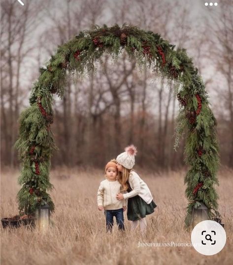 Winter Photoshoot Backdrop, Farm Christmas Mini Sessions, Family Christmas Pictures 2022, Christmas Outdoor Backdrop, Outdoor Christmas Photoshoot Setup Diy, Christmas Bench Photo Shoot, Winter Mini Session Ideas Outdoor, Boho Christmas Photoshoot Outdoor, Simple Christmas Minis Outdoor