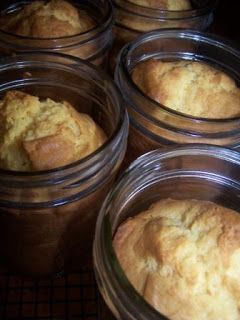 Cakes In Jars Recipes, Canning Cakes In A Jar, Canned Bread Recipes, Jar Cakes Recipes, Cup Meals, Canned Bread, Mason Jar Baking, Jar Cakes, Mason Jar Cakes