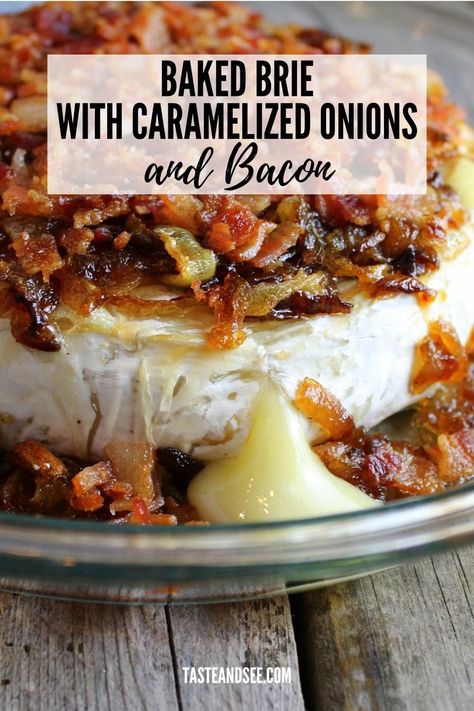 Brie With Caramelized Onions, Baked Brie Recipes, Brie Puff Pastry, Brie Appetizer, Having Friends, Brie Recipes, Bacon Appetizers, Caramelized Onion, Baked Brie