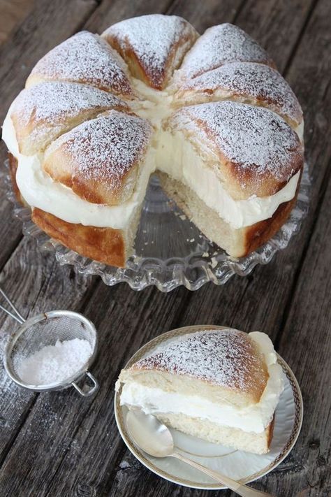 Switzerland Recipes, Swedish Cream, Switzerland Food, Hemgjord Glass, Cream Bun, Bun Cake, Swedish Recipes, Think Food, Mini Cheesecakes