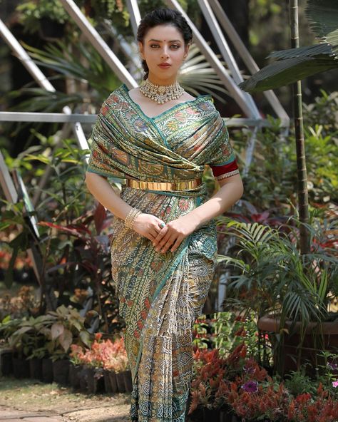 Kanjivaram Saree Draping Styles, Saree Drapping Style Modern Wedding, Modern Saree Drape, Different Saree Drapes, Saree Draping Styles Modern, Saree Styles Modern, Saree Drapes, Saree Styling, Saree Drape