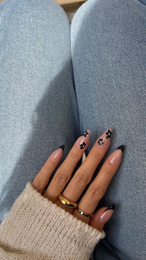 Simple Flower Nails Coffin, Cute Black Tip Nails, Nails Biab Almond, Classic Black Nails Ideas, Acrylic Nail Designs With Black, Black And Gold Flower Nails, Simple Fall Nails Designs, Nail Inspo With Black, White And Black Tip Nails