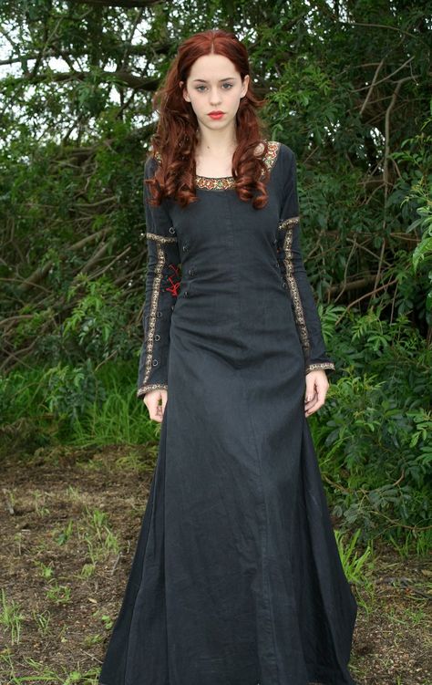 Celtic Dress Medieval, Armstreet Dress, Medival Outfits Woman Royal, Medival Outfits Woman, Simple Medieval Dress, 1500s Dress, Medival Outfits Women, Westeros Fashion, Royalty Clothing