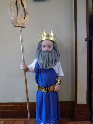 Full Time Frugal : DIY costume - $10 Poseidon! Posiden Costume, Poseidon Costume, Mythology Costumes, Under The Sea Costumes, Greek God Costume, Sea Costume, Greek Dress, Roi Mage, Little Mermaid Costume