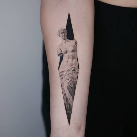 Milo Tattoo, Venus Of Milo, Venus Tattoo, Art Inspired Tattoos, Venus Art, Statue Tattoo, Ancient Greek Sculpture, Petite Tattoos, Delicate Tattoo