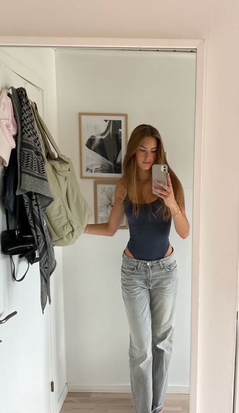 sommeroutfit, zara, outfit, scandinavian, sporty outfit ideas, kvindestil, festival outfit Scandinavian Fits, Zara Outfit 2024, Sporty Outfit Ideas, Outfit Ideas Sporty, Sporty Clothes, Scandinavian Room, Zara Style, Sporty Outfit, Zara Outfit