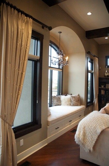 window seat Veranda Interiors, Traditional Family Room, Traditional Bed, Romantic Things, Family Room Design, Window Seat, Home N Decor, Reading Nook, My New Room