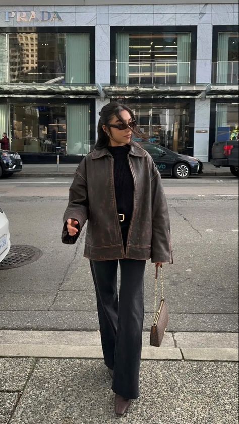 Chic classy brown vintage leather jacket winter cold fall weather season clothing clothes fashion inspo ideas Chicago Outfit, Nyc Fits, Stile Hijab, Vogue Vintage, Mode Hipster, Look Adidas, Looks Pinterest, Mode Zara, 2024 Outfits