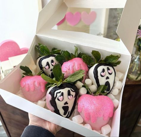 Halloween strawberries Small Business Ideas Products, Mini Sales, Halloween Food Treats, Chocolate Covered Treats, Ghost Faces, Little Cakes, Chocolate Strawberries, Small Business Ideas, Chocolate Covered Strawberries