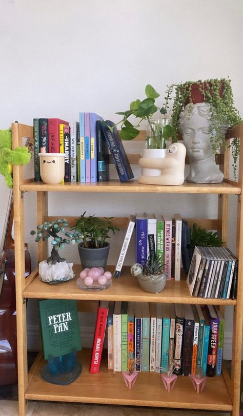 Dorm Room Bookshelf Ideas, Dorm Bookshelf Decor, Small Room Shelves, Living Room Decor Shelf, Standing Shelves In Bedroom, Clustering Decor, Small Apartment Bookshelves, Bookshelves Small Space, Small Bookshelf Ideas Bedrooms