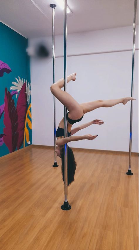 Pole Pictures, Pole Dance Poses, Pole Dancing For Beginners, Pool Dance, Dance Photo Shoot, Art Pole, Dance Rooms, Pole Moves, Pole Tricks