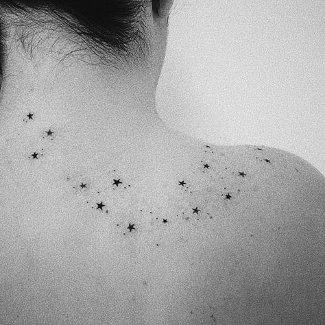 Shoulder Tattoos For Women Stars, Star Shoulder Tattoos For Women, Stars Shoulder Tattoo, Small Stars Tattoo, Star Tattoo On Shoulder, Top Of Shoulder Tattoo, Tattoos Sunflower, Tattoos Cool, Lettering Tattoos