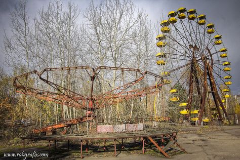 Abandoned fairground rides Pripyat Ukraine, Chernobyl Today, Abandoned Theme Parks, Abandoned Amusement Park, Chernobyl Disaster, Abandoned Amusement Parks, Parc D'attraction, U Bahn, Chernobyl