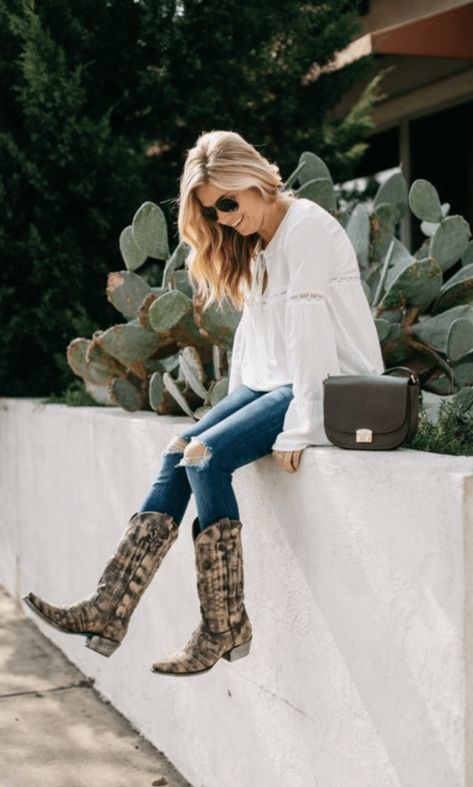 How To Wear Cowboy Boots Women, How To Wear Cowboy Boots, Fall Outfits Women 30s, Cowboy Boot Outfits, Outfit Ideas Korean, Christmas Simple, Winter Boots Outfits, Baby Mode, Rock Outfit