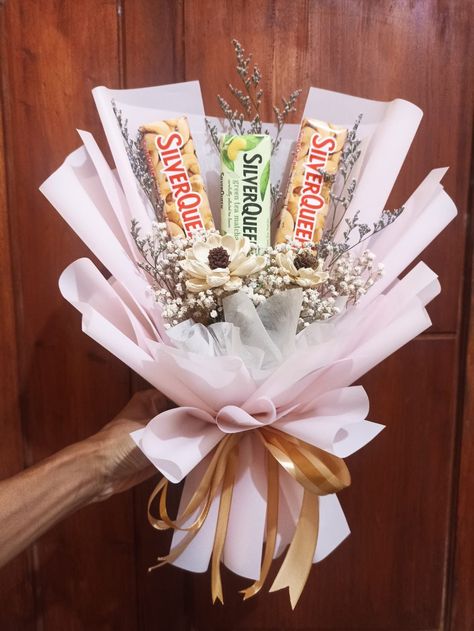 Snack bouquet ulang tahungraduation anniv dll Snack Flower Bouquet, Bucket Snack Graduation, Buket Jajan Aesthetic, Bouquet Snack Aesthetic, Buket Snack Aesthetic, Snack Bouquet Diy, Snack Bouquet Ideas, Bucket Graduation, Bouqet Snack