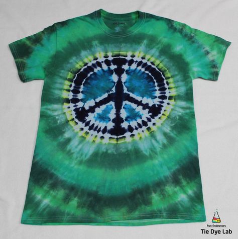 Video showing how to make a peace sign tie dye shirt. Peace Sign Tie Dye How To, Peace Sign Tie Dye, Tie Dye Peace Sign, Peace Sign Shirt, Tie Dye Tutorial, Tie Dye Patterns Diy, Peace Sign Shirts, Dye Patterns, Diy Tie