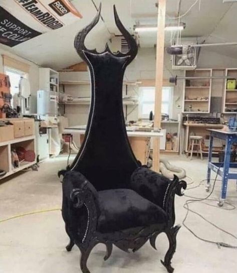 Daily Pictures. Part 2 (67 pics) Antique Chairs Makeover, Gothic Chair, Halloween Furniture, Crazy Design, Thrown Chair, Modern Gothic, Chair Design Modern, Gothic Castle, Design Chair