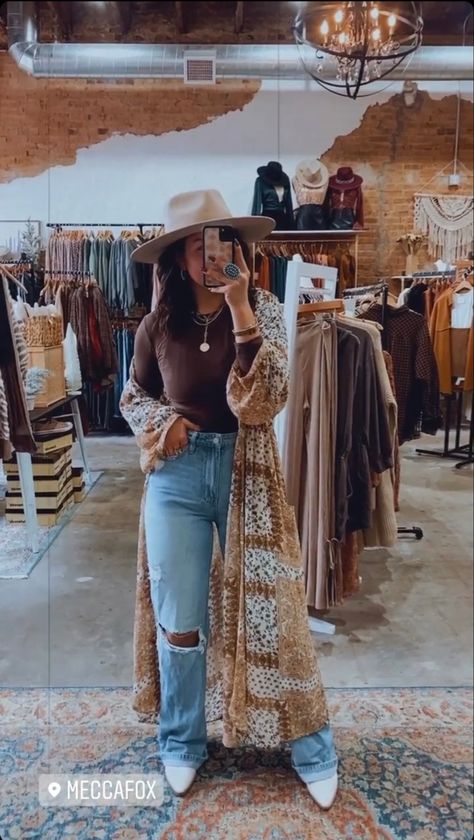 Boho Outfits Fall Bohemian Style, Layered Look Clothing, Earth Tone Boho Outfits, Capsule Wardrobe Western, Fall Western Boho Outfits, Earthy Western Outfits, Boho College Outfit, Boho Maternity Outfits Casual, Witchy Western Outfit