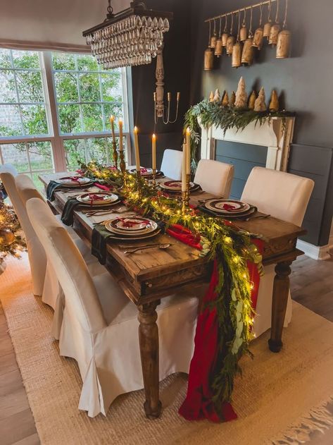 Beautiful and simple Christmas table Elegant Christmas Table, Christmas Dining Room Decor, Christmas Dining Room, Country Christmas Decorations, Christmas Kitchen Decor, Jolly Holiday, Elegant Kitchens, Christmas Tablescapes, Homemade Christmas Gifts