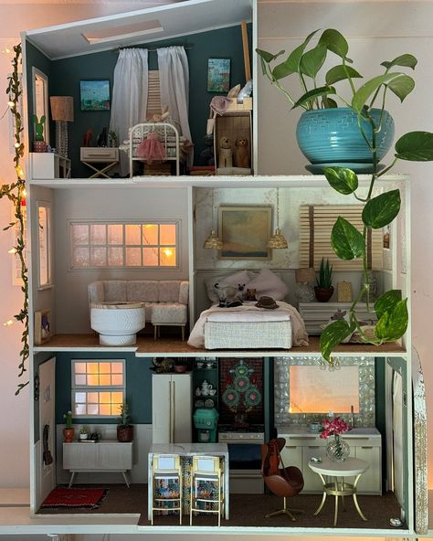 Diana | Downsizing so that I could put the house on this shelf. The taller house will not fit so now I am searching for another townhouse on fb… | Instagram Barbie Houses, Barbie Things, Dollhouse Decorating, Made To Move Barbie, Barbie Miniatures, Barbie Room, Diy Barbie Furniture, Mini Doll House, Doll Diy