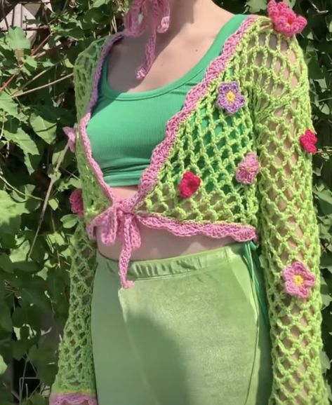 Crocette Ideas, Crocette Patterns, Crocette Aesthetic, Kawaii Crochet Clothes, Fishnet Cardigan, Crochet Flower Cardigan, Cardigan With Flowers, Crochet Fishnet, Crochet Sweater Design