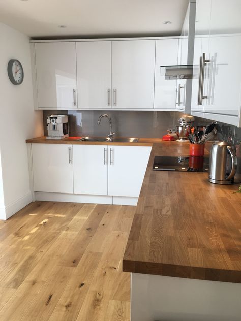 White gloss kitchen with oak worktops Worktops For White Kitchens, White Gloss Kitchens, White Kitchen With Oak Worktop, White Kitchen Oak Worktop, Kitchen With Wooden Worktop, Wood Worktop Kitchen, White Kitchen Units, White Kitchen Cupboards, White Wood Kitchens