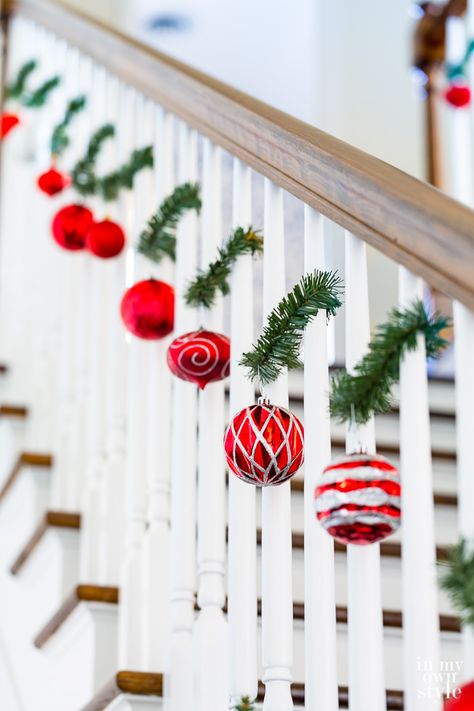 Creative ways to use Christmas garland ties. Garland ties on a staircase. Staircase Christmas Decor, Staircase Christmas, Christmas Stairs Decorations, Christmas Staircase Decor, Decorating On A Dime, Christmas Stairs, Treats Christmas, Christmas Staircase, Diy Christmas Garland