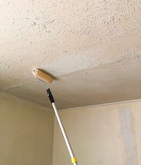 If you are looking for the best way to clean smoke stained ceilings before you paint, we found the best smoke odor eliminator for stained ceilings that made the job easy and fast. Cleaning Wood Blinds, Cleaning Ceilings, Window Cleaning Solutions, Deep Cleaning House, Diy Household Tips, Scrubbing Bubbles, Best Cleaner, Ceiling Texture, House Smell Good