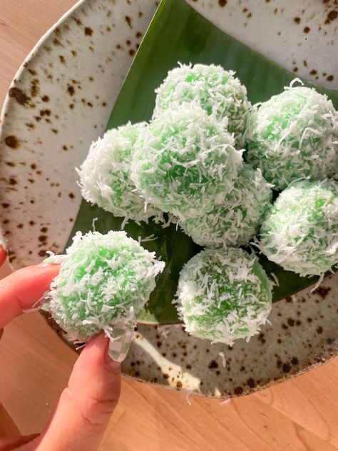 Klepon - Indonesian Chewy Pandan Balls with Coconut Palm Sugar Indonesian Desserts, Coconut Balls, Coconut Palm Sugar, Coconut Desserts, Palm Sugar, Indonesian Cuisine, Coconut Palm, Scrumptious Desserts, Asian Desserts