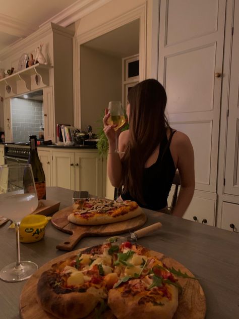 Pizza Girl Aesthetic, Pizza Night Aesthetic, Cute Dinner, Wine Aesthetic, Pizza Girls, Food Pic, Bonfire Night, Pizza Night, Night Aesthetic