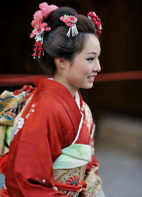 Perfil Coming Of Age Day, Japanese Holidays, Asian Inspiration, Japanese Geisha, Coming Of Age, Japanese Kimono, Japanese Women, Japanese Culture, Japanese Fashion